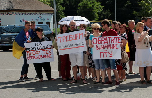 Педагоги Одесской области требуют от облсовета свои зарплаты