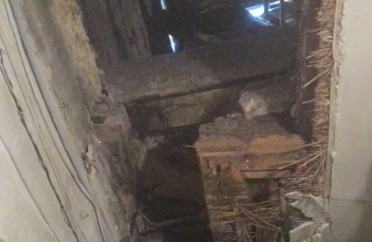 В жилом доме в центре Одессы обвалился потолок подъезда