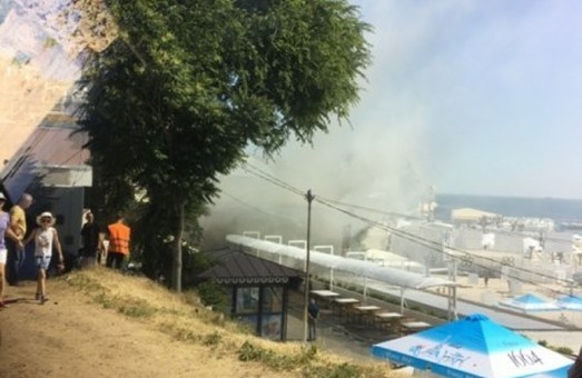 В Одессе сильный пожар: горят рестораны в Аркадии