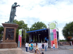 Фестиваль "Хочу в Одессу" начался небольшим концертом у Дюка