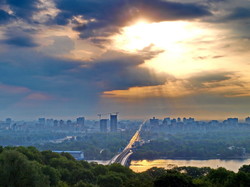 Красочный рассвет в Киеве над Днепровскими кручами (ФОТО)