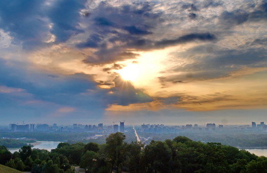 Красочный рассвет в Киеве над Днепровскими кручами (ФОТО)