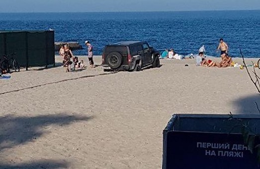 Поленился припарковаться – застрял в песке на одесском пляже
