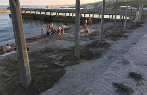 Спасатели одесской мэрии предлагают одесситам отдыхать у моря в тени от металлических контейнеров