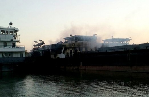 В Одесской области на судоремонтном заводе горело судно