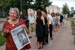Одесса читает, Одессу читают: в городе растянулась цепь из тысячи людей с книгами (ФОТО)