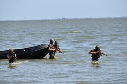 На сухопутной фазе "Си -Бриза-2017" морская пехота переправляется через реку (ФОТО)