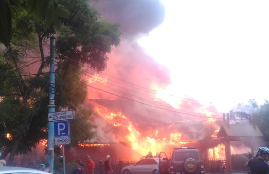 В Одессе на Ланжероне горит ресторан "Хуторок"