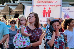 По Одессе прошел совместный христианский марш за семейные ценности (ФОТО)