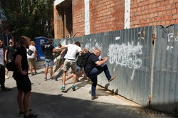 Одесские активисты снесли забор скандальной стройки около "дома-стены" в Воронцовском переулке