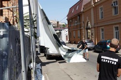 Одесские активисты снесли забор скандальной стройки около "дома-стены" в Воронцовском переулке