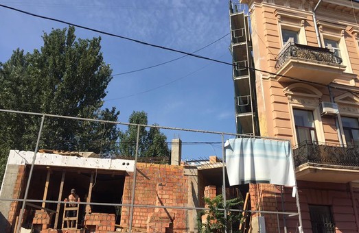 Одесский Дом-стену взялись ремонтировать (ФОТО)