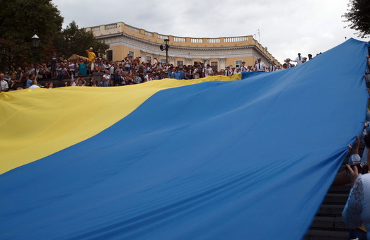 На Вышиванковом фестивале в Одессе развернут 26-метровый флаг Украины