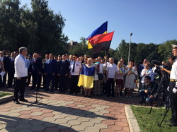 Около Одесской ОГА торжественно подняли флаг Украины (ФОТО)