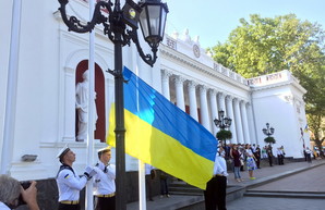 В Одессе на Думской площади тоже подняли государственный флаг (ФОТО)