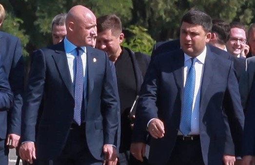 Владимир Гройсман и Геннадий Труханов дали старт строительству долгожданной взлетно-посадочной полосы в Одессе