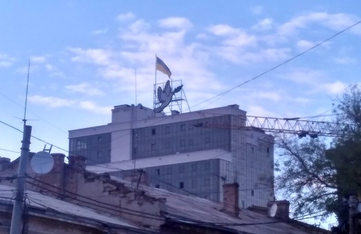Активисты заставили вывесить на высотных "жемчужинах" в Одессе флаги Украины