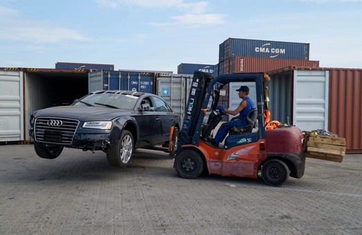 В Одессе объединили сервисы для растаможивания машин в единый "Автохаб"