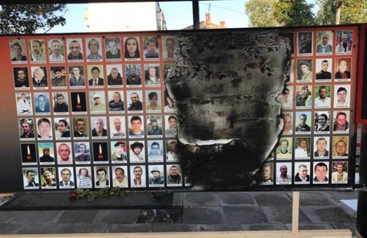 В райцентре под Одессой вандалы сожгли мемориальную доску героям Небесной сотни