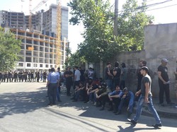 В Одессе патриоты "штормят" незаконную стройку "Кадорра" за сотрудничество с сепаратистами (ФОТО)