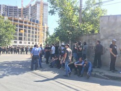 В Одессе патриоты "штормят" незаконную стройку "Кадорра" за сотрудничество с сепаратистами (ФОТО)