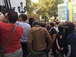 Стычки и драки под одесской мэрией: активисты пытаются прорваться на сессию горсовета (ФОТО, ВИДЕО)