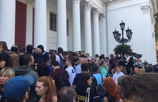 Побоище перед сессией Одесского горсовета: пострадало 36 человек