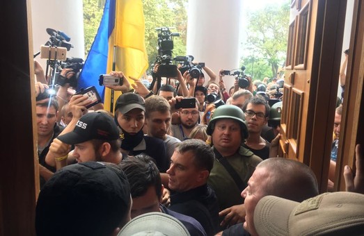 Одесские правосеки ворвались в пустой сессионный зал горсовета