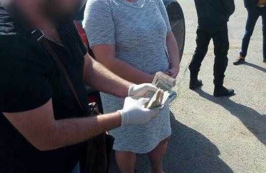 Главу сельсовета в окрестностях Одесскы поймали при получении солидной взятки