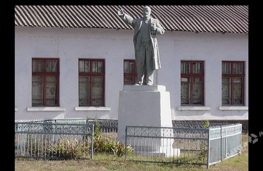 Декоммунизация наоборот: в селе под Одессой облагораживают памятник лидеру мирового пролетариата