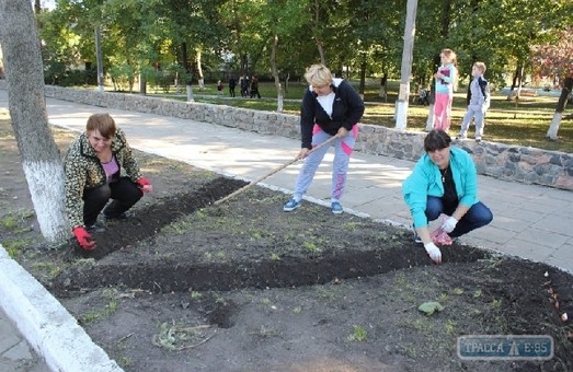 В городе Одесской области активисты усеяли парк тюльпанами