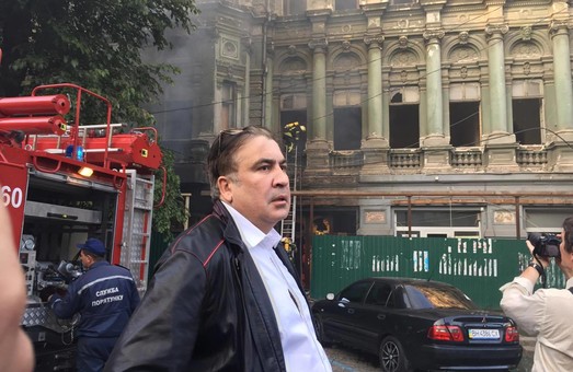 На пожар в одесском доме Руссова пришел Саакашвили (ФОТО, ВИДЕО)