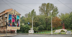 На одесской Пересыпи появился огромный мурал: Ленина и рекламу сменили на баклана (ФОТО)