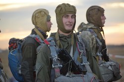 Морская пехота учится прыгать с парашютом (ФОТО)