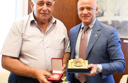 Одесский мэр улетел в Хайфу, но обещал вернуться