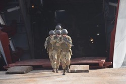 Курсанты морской пехоты учатся десанту с корабля