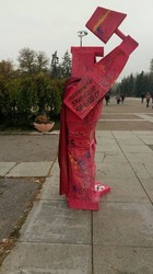 В Одессе коммунисты курьезно отметили 100-летие октябрьского переворота инсталляцией из розового картона (ФОТО)