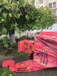 В Одессе сожгли розового картонного монстра (ФОТО, ВИДЕО)