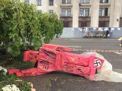 В Одессе сожгли розового картонного монстра (ФОТО, ВИДЕО)
