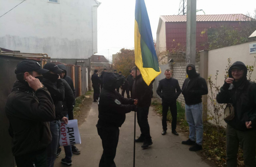 Одесские активисты пришли в гости к судье-коррупционеру