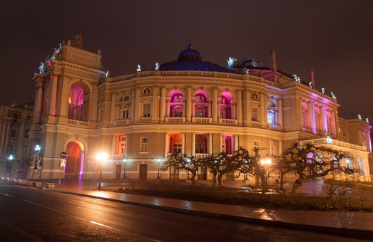 Сегодня Одесскую оперу осветят фиолетовым прожектором