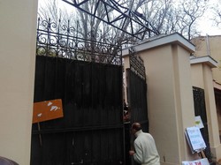 Ворота Летнего театра в одесском Горсаду открыли силой
