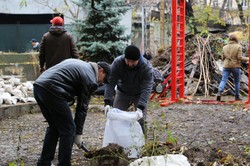 Одесситы убрали мусор с территории Летнего театра в Горсаду (ФОТО)