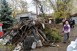 Одесситы убрали мусор с территории Летнего театра в Горсаду (ФОТО)