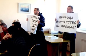 Жители Черноморска вновь обратили внимание городских властей на чрезвычайную ситуацию с оползнями