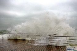 На берег Одессы обрушился сокрушительный шторм (ФОТО, ВИДЕО)