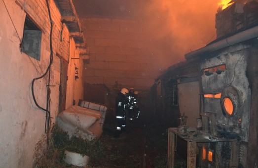 Крупный пожар на химзаводе в Одессе тушили всю ночь