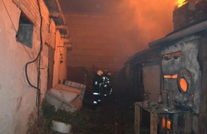 Крупный пожар на химзаводе в Одессе тушили всю ночь