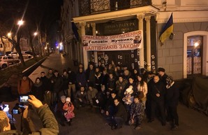 В ходе протеста под Одесской областной прокуратурой установили сакральную виселицу