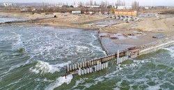 Шторм размывает строительство канала между Черным морем и Тилигульским лиманом (ФОТО)